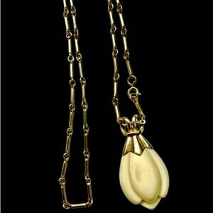 Vintage Signed Sarah Coventry Gold Necklace Cream Pendant Floral Design Tulip